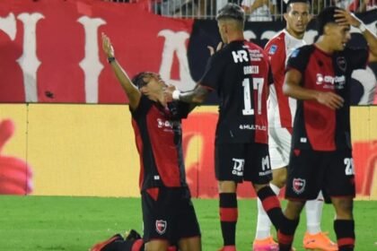 El festejo de Newell’s tras el gol de Hoyos, que selló el empate ante Independiente en el Coloso Marcelo Bielsa.