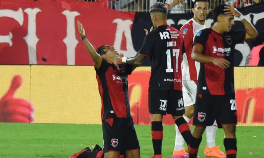 El festejo de Newell’s tras el gol de Hoyos, que selló el empate ante Independiente en el Coloso Marcelo Bielsa.