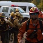 Brigadistas combaten los incendios forestales en la zona de Cholila, provincia de Chubut.