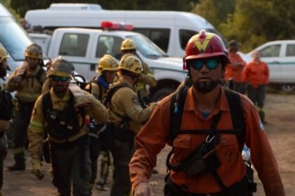 Brigadistas combaten los incendios forestales en la zona de Cholila, provincia de Chubut.