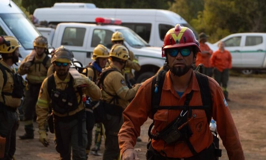 Brigadistas combaten los incendios forestales en la zona de Cholila, provincia de Chubut.
