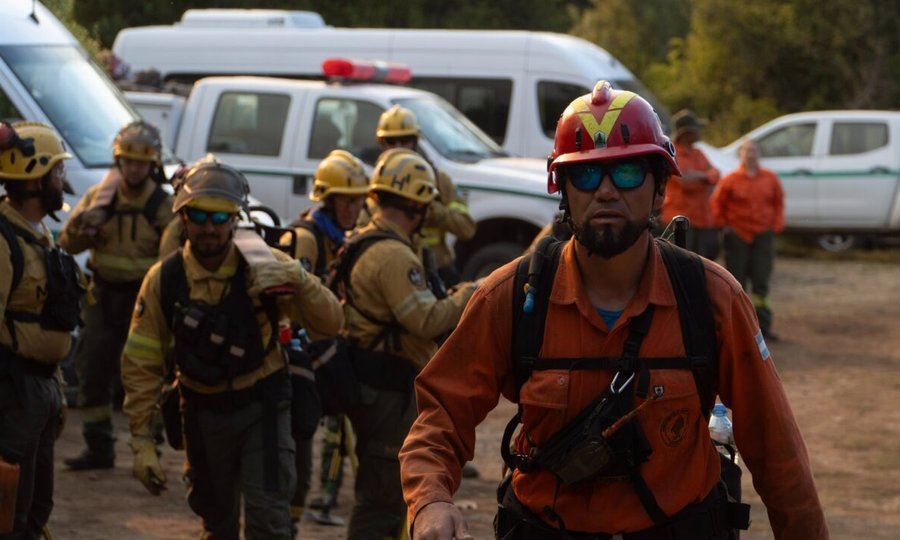 Brigadistas combaten los incendios forestales en la zona de Cholila, provincia de Chubut.