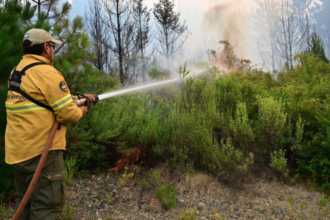 Brigadistas y autoridades provinciales coordinan tareas en la zona afectada por el incendio en Puerto Patriada, El Hoyo, tras las lluvias que permitieron contener el fuego.