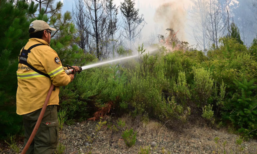 Brigadistas y autoridades provinciales coordinan tareas en la zona afectada por el incendio en Puerto Patriada, El Hoyo, tras las lluvias que permitieron contener el fuego.
