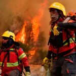 Bomberos voluntarios combaten un incendio forestal en la Patagonia.