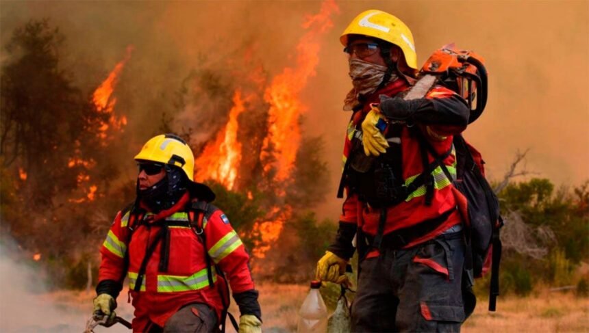 Bomberos voluntarios combaten un incendio forestal en la Patagonia.