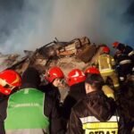 Equipos de emergencia trabajan en el exterior del bar Le Constellation tras el incendio ocurrido durante una fiesta de Año Nuevo en la estación de esquí de Crans-Montana, Suiza.