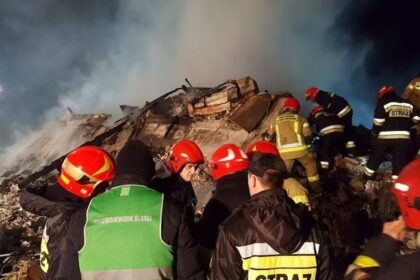Equipos de emergencia trabajan en el exterior del bar Le Constellation tras el incendio ocurrido durante una fiesta de Año Nuevo en la estación de esquí de Crans-Montana, Suiza.
