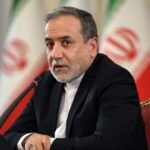 Abbas Araqchi, ministro de Asuntos Exteriores de Irán, durante una declaración oficial ante diplomáticos extranjeros en Teherán.