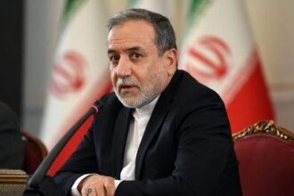 Abbas Araqchi, ministro de Asuntos Exteriores de Irán, durante una declaración oficial ante diplomáticos extranjeros en Teherán.