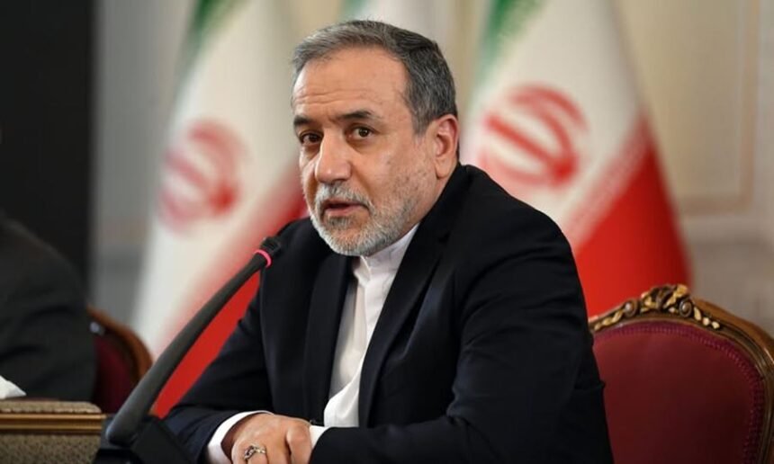 Abbas Araqchi, ministro de Asuntos Exteriores de Irán, durante una declaración oficial ante diplomáticos extranjeros en Teherán.