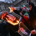 Manifestantes iraníes se movilizan en las calles durante una jornada de protestas contra el régimen, en medio de un fuerte despliegue de seguridad.