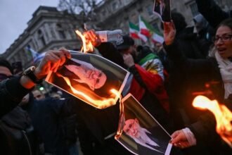 Manifestantes iraníes se movilizan en las calles durante una jornada de protestas contra el régimen, en medio de un fuerte despliegue de seguridad.