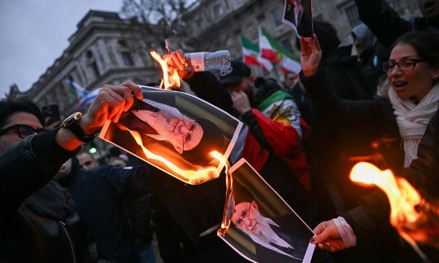 Manifestantes iraníes se movilizan en las calles durante una jornada de protestas contra el régimen, en medio de un fuerte despliegue de seguridad.