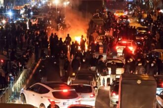 Manifestantes se movilizan en Irán en medio de una creciente crisis política y social.