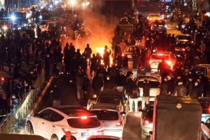 Manifestantes se movilizan en Irán en medio de una creciente crisis política y social.