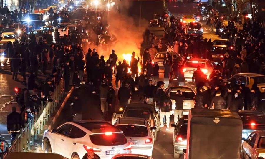 Manifestantes se movilizan en Irán en medio de una creciente crisis política y social.