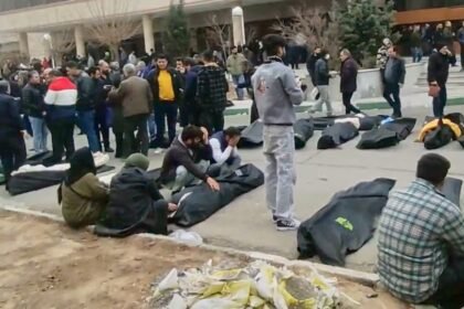Familiares y voluntarios agrupan cuerpos en bolsas negras durante las jornadas de represión en Irán, en medio de denuncias por el elevado número de víctimas y restricciones informativas.
