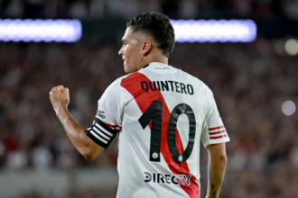 Juanfer Quintero celebra su gol con la camiseta de River Plate en el estadio Monumental. Foto de archivo.