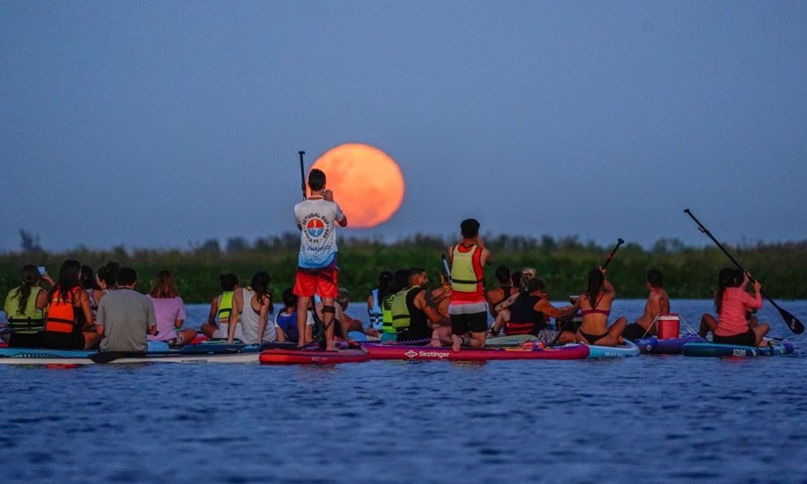 La Costanera Este de Santa Fe, uno de los principales puntos de encuentro turístico y recreativo de la ciudad durante la temporada de verano.