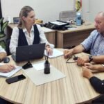 El intendente Elvio Omar Cotterli y la secretaria de Gestión Institucional del Ministerio de Justicia y Seguridad de Santa Fe, Virginia Coudannes, durante una reunión de trabajo sobre políticas de seguridad en Laguna Paiva.