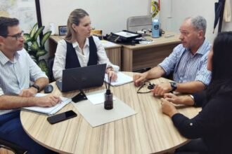 El intendente Elvio Omar Cotterli y la secretaria de Gestión Institucional del Ministerio de Justicia y Seguridad de Santa Fe, Virginia Coudannes, durante una reunión de trabajo sobre políticas de seguridad en Laguna Paiva.