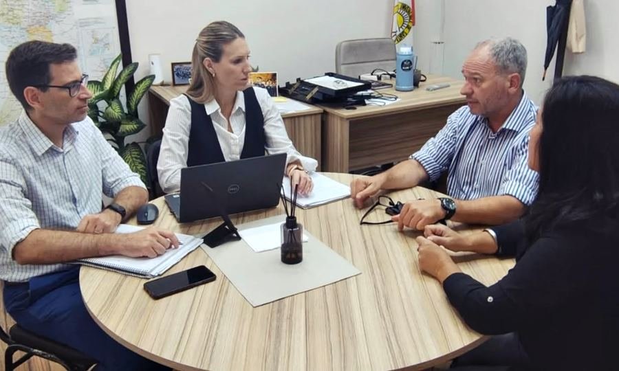 El intendente Elvio Omar Cotterli y la secretaria de Gestión Institucional del Ministerio de Justicia y Seguridad de Santa Fe, Virginia Coudannes, durante una reunión de trabajo sobre políticas de seguridad en Laguna Paiva.