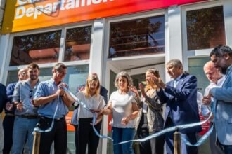 El ministro de Gobierno e Innovación Pública, Fabián Bastía, y el senador Pablo Verdecchia encabezaron la inauguración del nuevo Centro Cívico de Las Rosas, que concentra servicios provinciales para todo el departamento Belgrano.