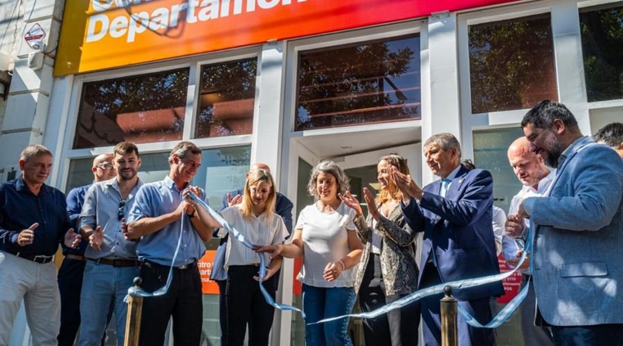 El ministro de Gobierno e Innovación Pública, Fabián Bastía, y el senador Pablo Verdecchia encabezaron la inauguración del nuevo Centro Cívico de Las Rosas, que concentra servicios provinciales para todo el departamento Belgrano.