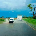Agua acumulada sobre la calzada de la Ruta Nacional 11 tras las intensas lluvias que afectaron al centro-norte de Santa Fe.