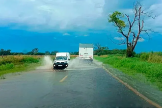 Agua acumulada sobre la calzada de la Ruta Nacional 11 tras las intensas lluvias que afectaron al centro-norte de Santa Fe.