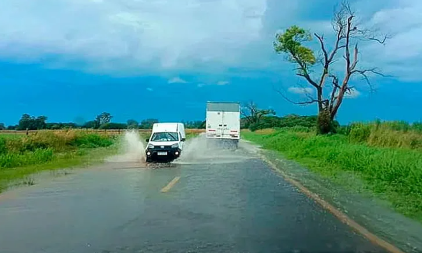 Agua acumulada sobre la calzada de la Ruta Nacional 11 tras las intensas lluvias que afectaron al centro-norte de Santa Fe.