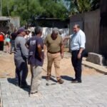 El intendente Juan Pablo Poletti recorrió el barrio Los Hornos para supervisar el reinicio de las obras municipales en la calle Ruperto Godoy.