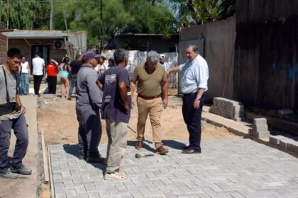 El intendente Juan Pablo Poletti recorrió el barrio Los Hornos para supervisar el reinicio de las obras municipales en la calle Ruperto Godoy.
