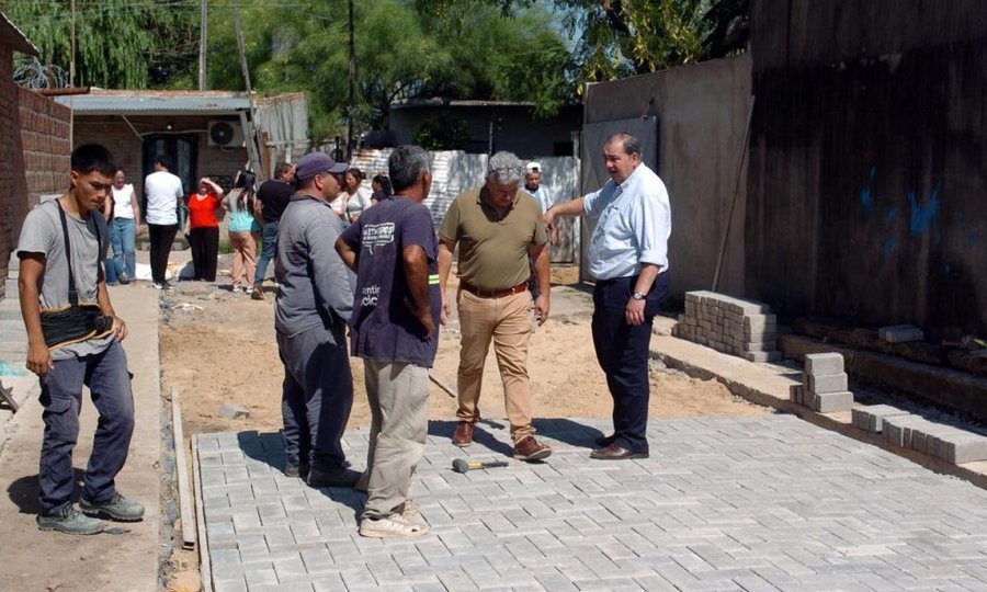 El intendente Juan Pablo Poletti recorrió el barrio Los Hornos para supervisar el reinicio de las obras municipales en la calle Ruperto Godoy.