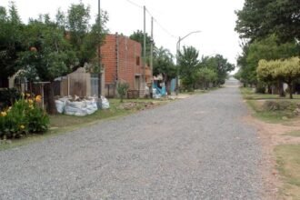 Una de las cuadras de barrio Loyola con estabilizado pétreo, tras las obras del programa Santa Fe Barrio.