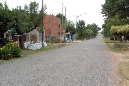 Una de las cuadras de barrio Loyola con estabilizado pétreo, tras las obras del programa Santa Fe Barrio.