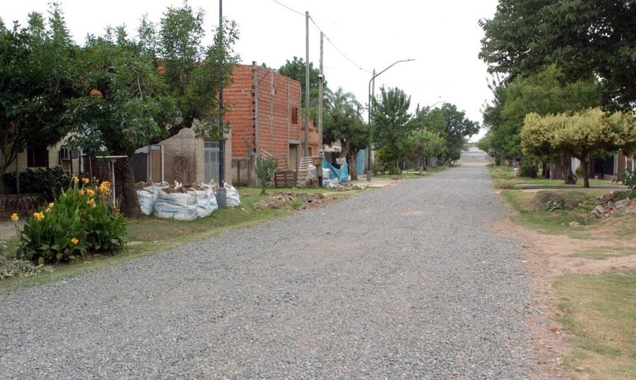 Una de las cuadras de barrio Loyola con estabilizado pétreo, tras las obras del programa Santa Fe Barrio.
