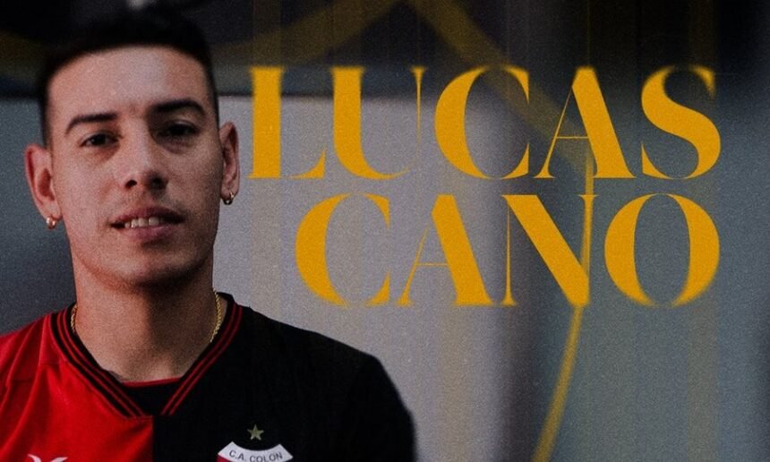 Lucas Cano posa con la camiseta de Colón en su presentación oficial como nuevo refuerzo del Sabalero. Foto: Prensa Colón