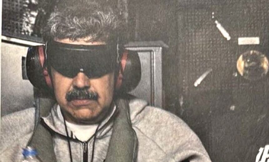 Nicolás Maduro aparece esposado en la imagen difundida por el presidente de Estados Unidos, Donald Trump, tras el operativo atribuido a fuerzas estadounidenses.