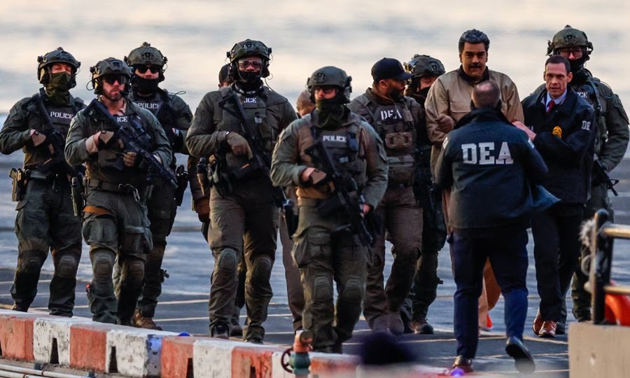 Nicolás Maduro durante su traslado bajo custodia federal hacia el tribunal de Nueva York, en el marco de la causa por narcoterrorismo.