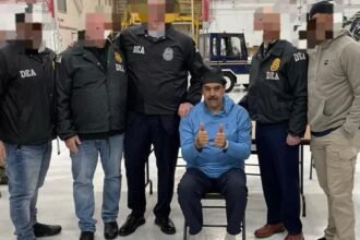 Nicolás Maduro escoltado por agentes federales estadounidenses tras su detención en Nueva York.