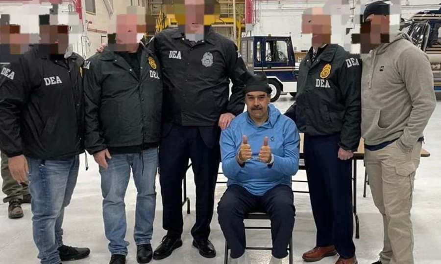 Nicolás Maduro escoltado por agentes federales estadounidenses tras su detención en Nueva York.