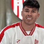 Matías Mansilla posa con la camiseta de Unión tras su llegada a Santa Fe como nuevo refuerzo del club.
