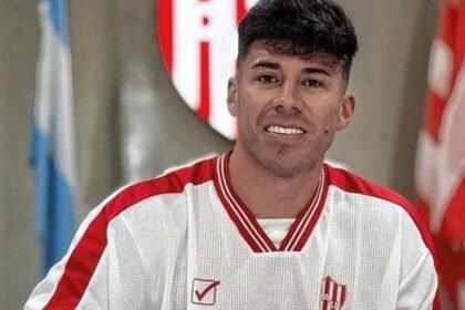 Matías Mansilla posa con la camiseta de Unión tras su llegada a Santa Fe como nuevo refuerzo del club.