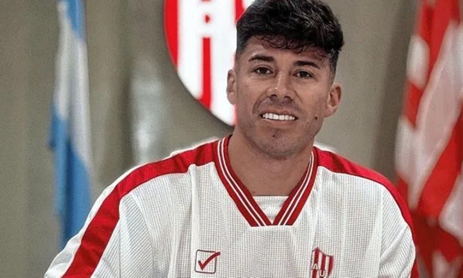 Matías Mansilla posa con la camiseta de Unión tras su llegada a Santa Fe como nuevo refuerzo del club.