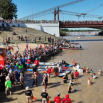 Nadadores y embarcaciones acompañantes durante el desarrollo de la Maratón Acuática Internacional Santa Fe–Coronda, una de las competencias de aguas abiertas más emblemáticas del país. Foto de archivo.