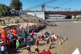 Nadadores y embarcaciones acompañantes durante el desarrollo de la Maratón Acuática Internacional Santa Fe–Coronda, una de las competencias de aguas abiertas más emblemáticas del país. Foto de archivo.