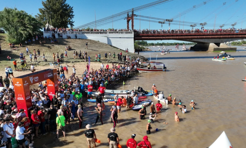 Nadadores y embarcaciones acompañantes durante el desarrollo de la Maratón Acuática Internacional Santa Fe–Coronda, una de las competencias de aguas abiertas más emblemáticas del país. Foto de archivo.