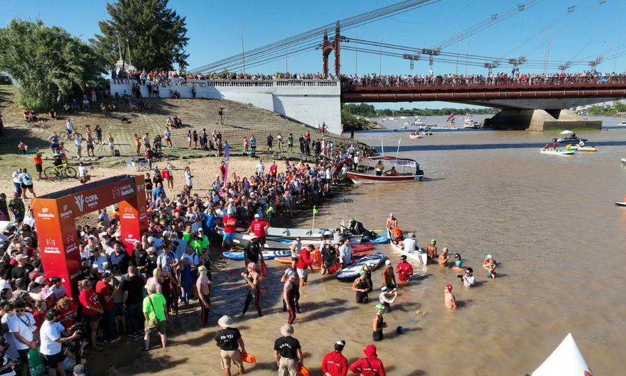 Nadadores y embarcaciones acompañantes durante el desarrollo de la Maratón Acuática Internacional Santa Fe–Coronda, una de las competencias de aguas abiertas más emblemáticas del país. Foto de archivo.